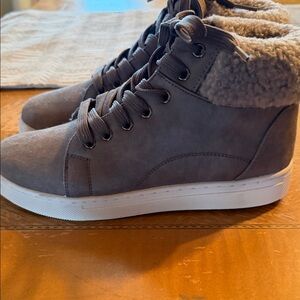 Sonoma Women’s faux fur high top sneaker   Grey size 6
